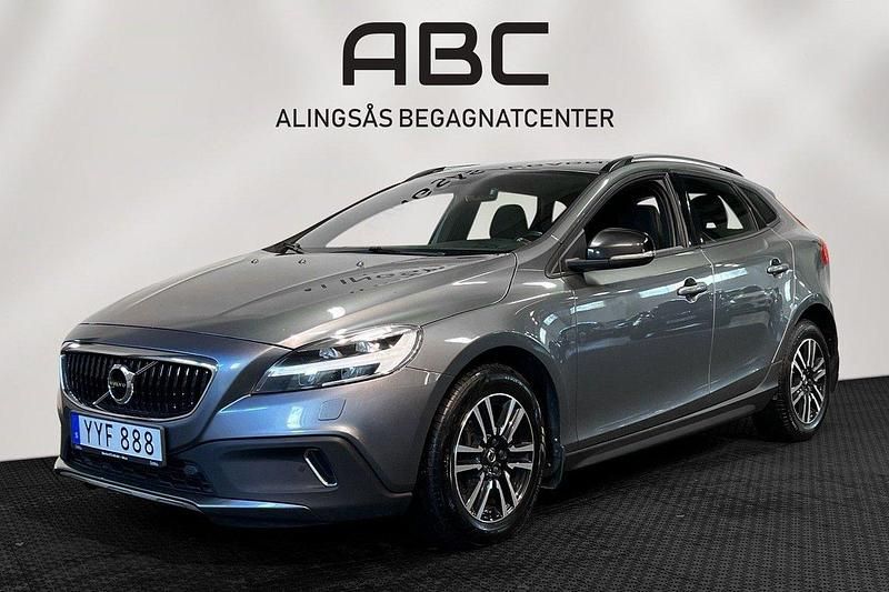 Grå Begagnad 2017 Volvo V40 CC Momentum Kombi | 139 900 kr (Marknadspris) - Bild 1/4