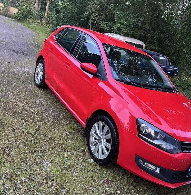 Röd Begagnad 2010 VW Polo Halvkombi | 50 000 kr (Lite dyr) - Bild 1/4