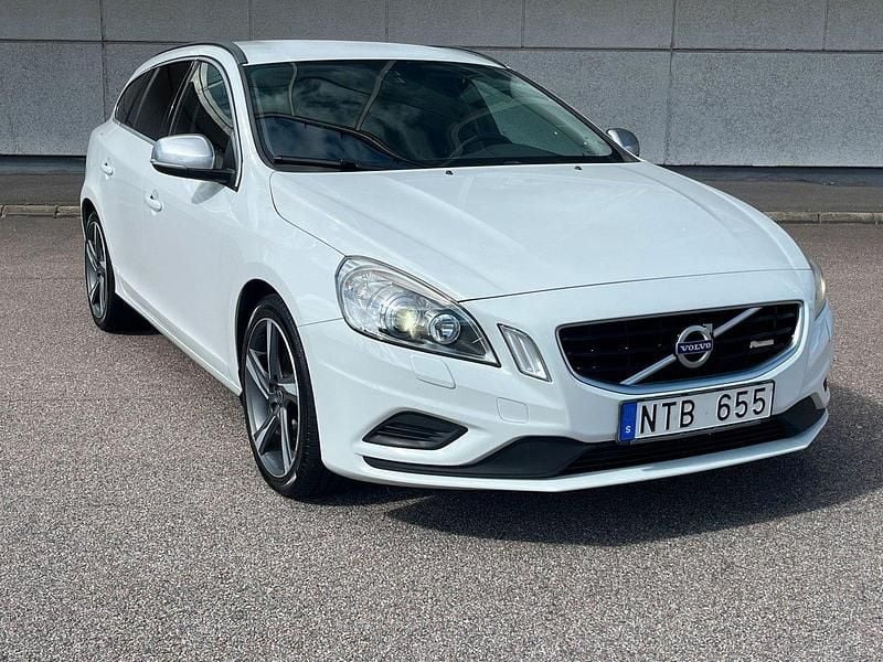 Vit Begagnad 2013 Volvo V60 R-Design Kombi | 124 900 kr (Lite dyr) - Bild 1/4