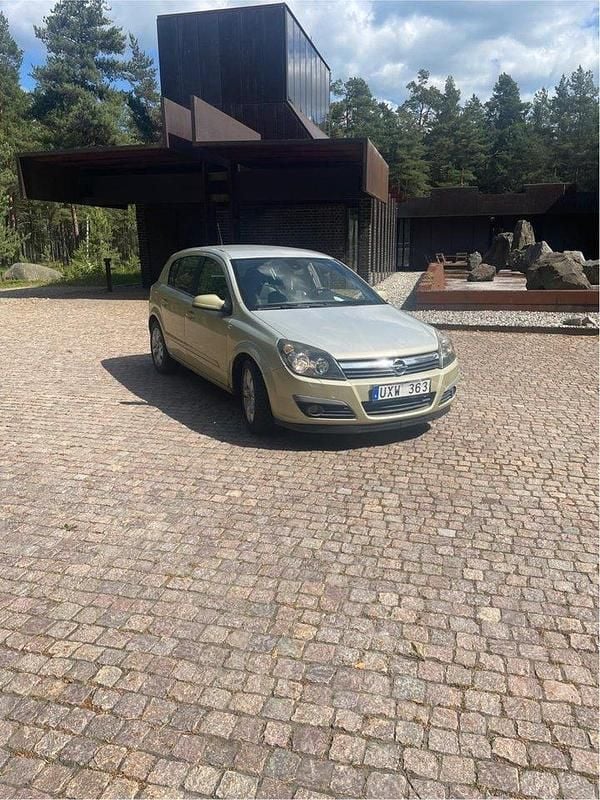 Gul Begagnad 2004 Opel Astra Halvkombi | 18 000 kr (Lite dyr) - Bild 1/4