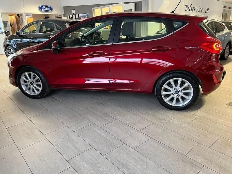 Röd Begagnad 2018 Ford Fiesta Titanium Halvkombi | 129 000 kr (Marknadspris) - Bild 1/4