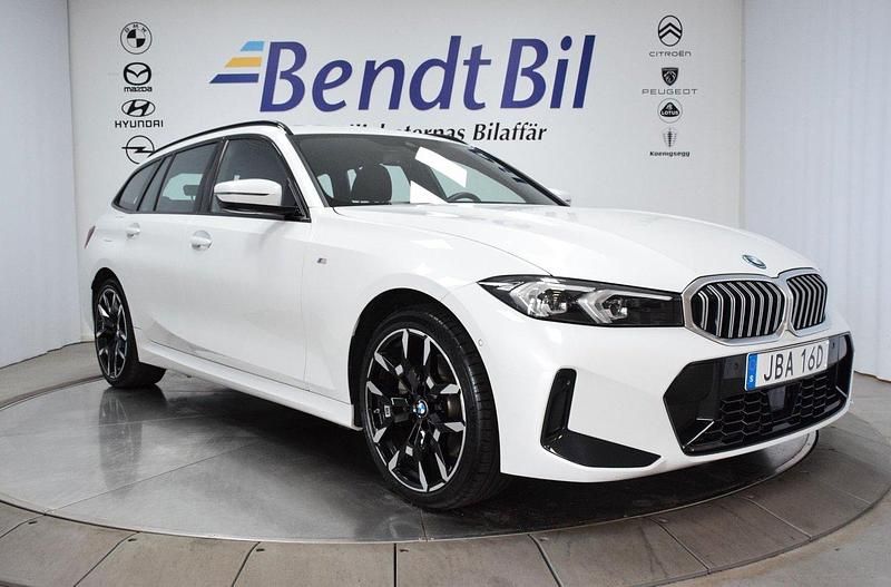 Vit Begagnad 2024 BMW 330e M Sport Kombi | 529 500 kr (Dyr) - Bild 1/4