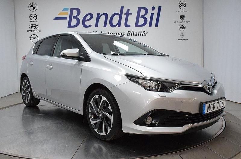 Silver Begagnad 2016 Toyota Auris Halvkombi | 154 500 kr (Marknadspris) - Bild 1/3