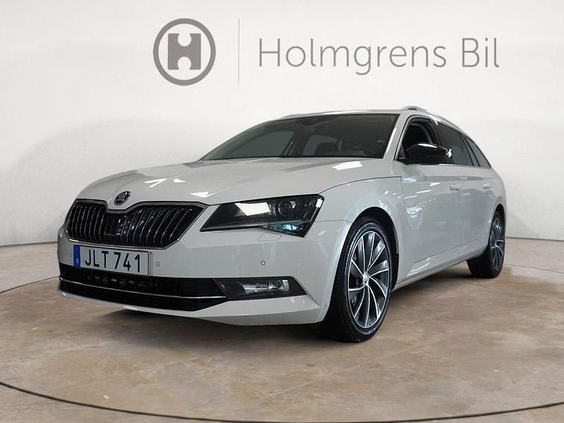Vit Begagnad 2018 Skoda Superb Kombi | 209 800 kr (Marknadspris) - Bild 1/4