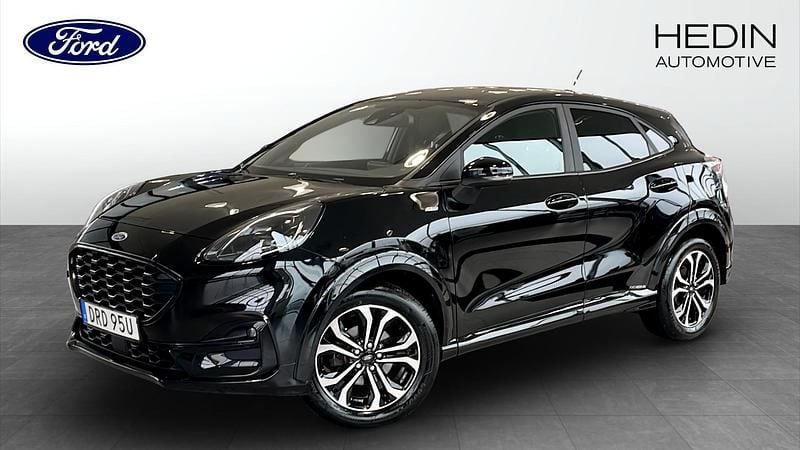 Svart (black) Begagnad 2022 Ford Puma Gen-E ST-Line SUV | 209 900 kr (Marknadspris) - Bild 1/4