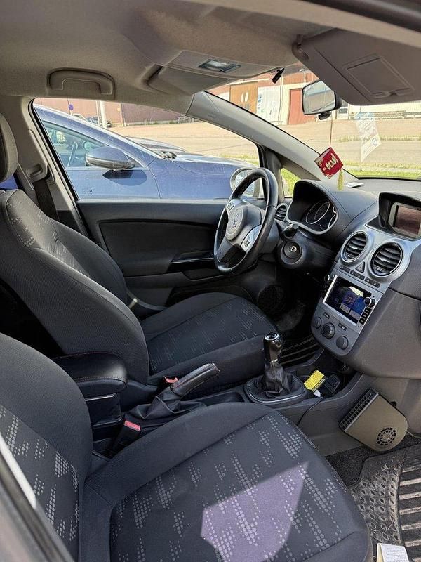 Vit Begagnad 2013 Opel Corsa Enjoy Halvkombi | 39 000 kr (Marknadspris) - Bild 1/4