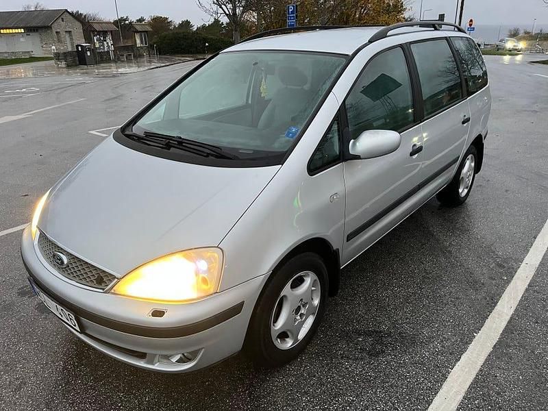 Grå Begagnad 2005 Ford Galaxy Minibuss | 25 000 kr - Bild 1/4