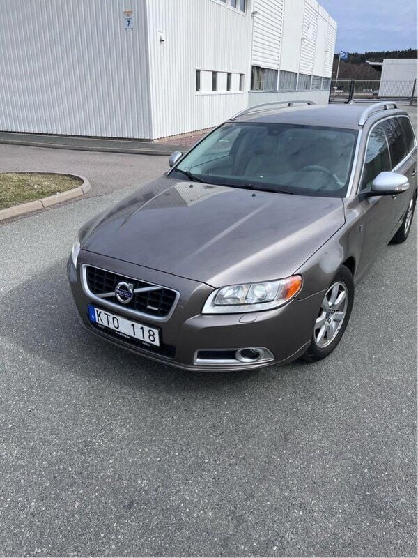 Grå Begagnad 2011 Volvo V70 Kombi | 55 000 kr (Superpris) - Bild 1/4