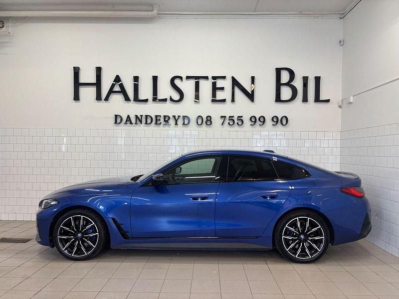 Blå (portimao blau metallic) Begagnad 2022 BMW i4 M Sport Sedan | 479 000 kr (Bra pris) - Bild 1/4