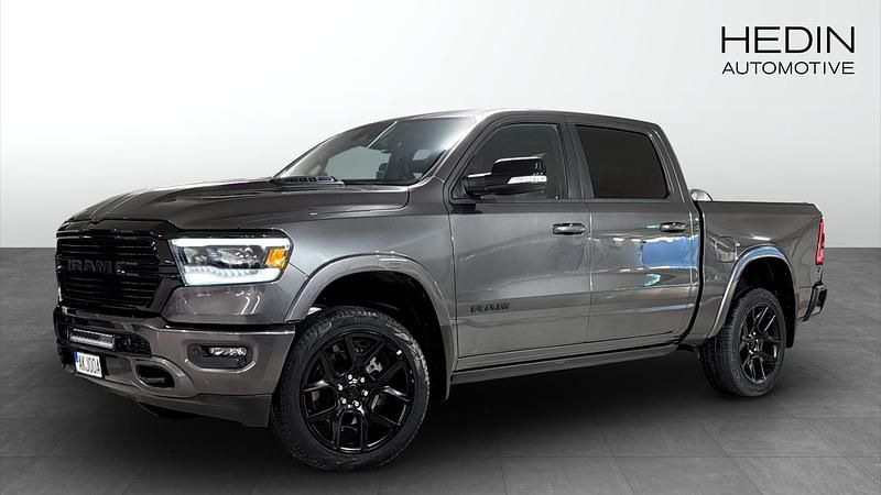 Grå Begagnad 2022 Dodge Ram Pickup | 749 900 kr (Marknadspris) - Bild 1/4