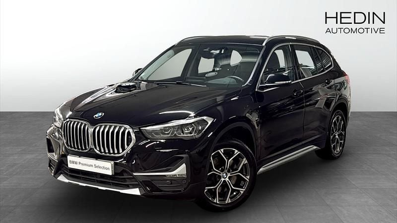 Svart Begagnad 2020 BMW X1 xLine SUV | 258 700 kr (Marknadspris) - Bild 1/4