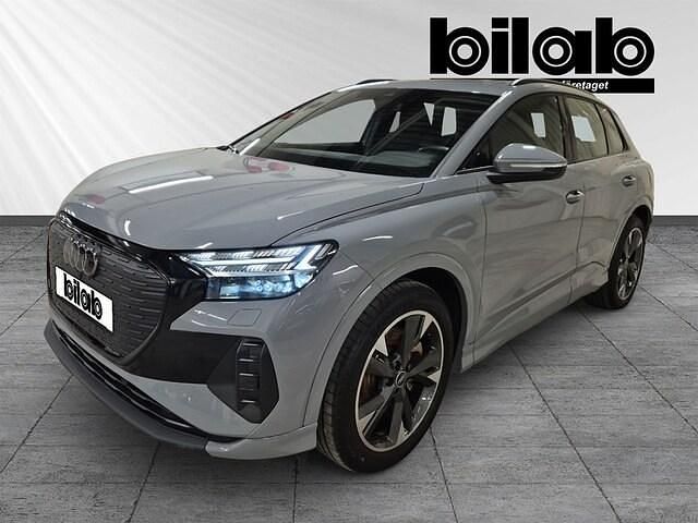 Grå Begagnad 2023 Audi Q4 e-tron Advanced SUV | 399 000 kr (Marknadspris) - Bild 1/4