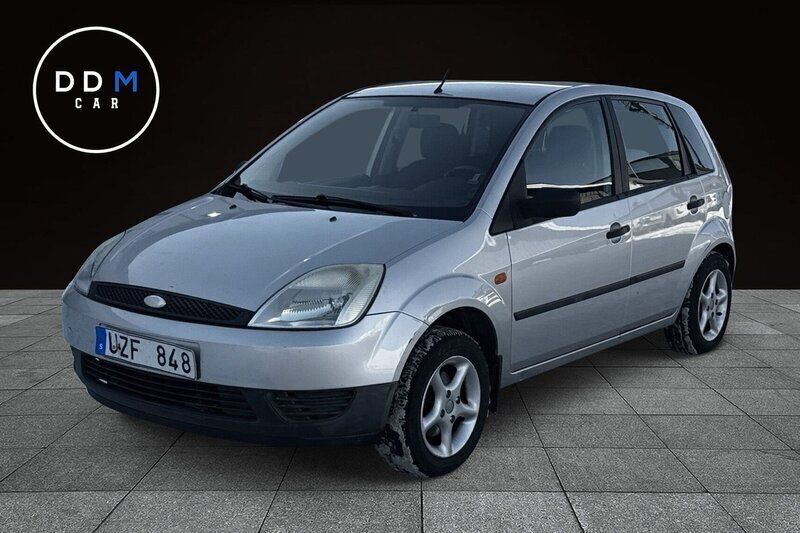 Ljusgrå Begagnad 2004 Ford Fiesta Halvkombi | 19 900 kr (Marknadspris) - Bild 1/4