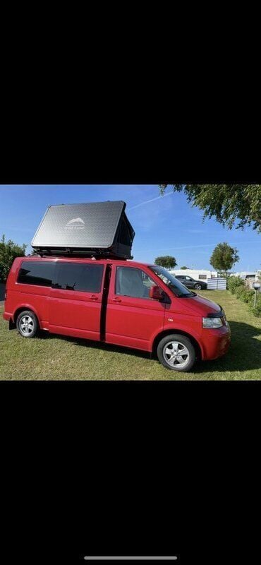 Röd Begagnad 2007 VW Caravelle Comfortline Minibuss | 75 000 kr (Dyr) - Bild 1/4