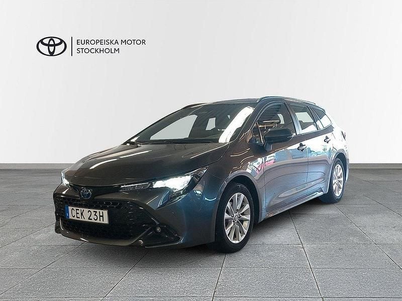 Mörkgrå Begagnad 2023 Toyota Corolla Active Kombi | 254 900 kr (Bra pris) - Bild 1/4