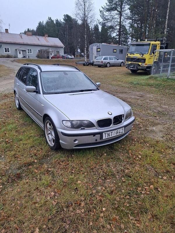 Grå Begagnad 2003 BMW 318 Kombi | 15 000 kr (Superpris) - Bild 1/4