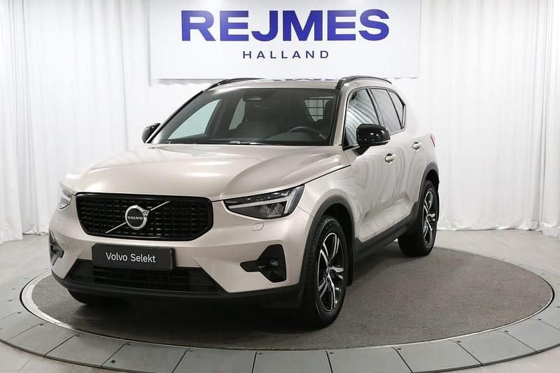 Grå Begagnad 2023 Volvo XC40 Plus SUV | 369 500 kr (Marknadspris) - Bild 1/4