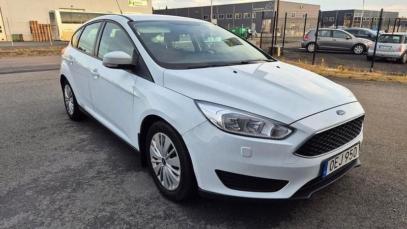 Vit Begagnad 2016 Ford Focus Trend Halvkombi | 64 900 kr (Bra pris) - Bild 1/4