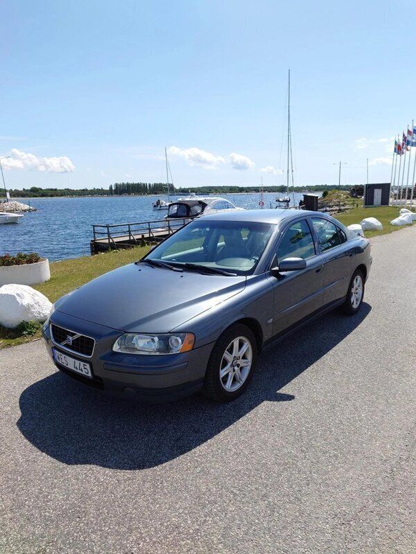 Grå Begagnad 2005 Volvo S60 Kinetic Sedan | 25 000 kr (Marknadspris) - Bild 1/4