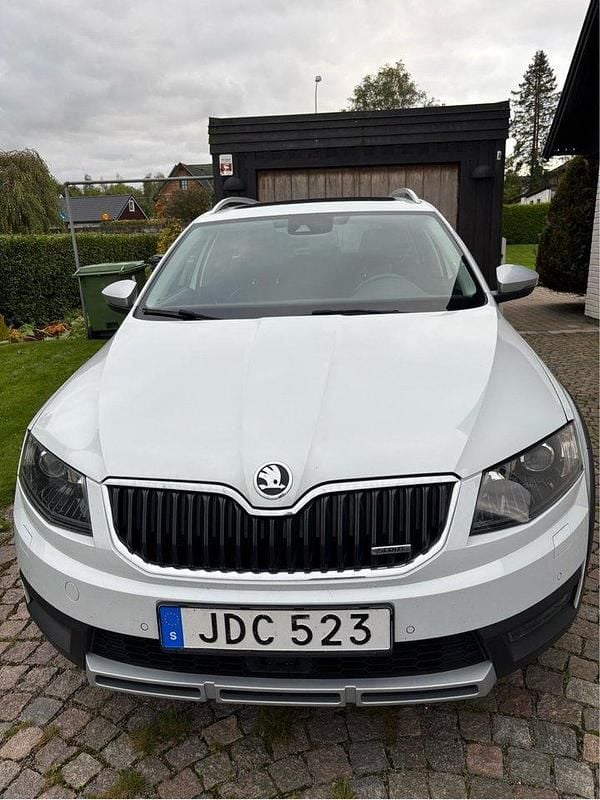 Vit Begagnad 2016 Skoda Octavia Scout Business Line Kombi | 160 000 kr - Bild 1/4