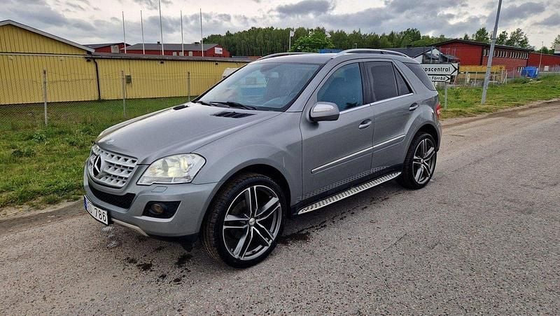 Grå Begagnad 2009 Mercedes ML350 SUV | 120 000 kr (Lite dyr) - Bild 1/4