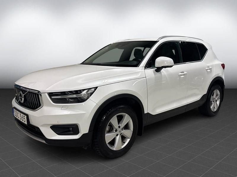 Vit Begagnad 2018 Volvo XC40 Inscription SUV | 289 900 kr (Marknadspris) - Bild 1/4