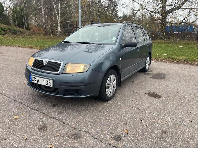 Grå Begagnad 2006 Skoda Fabia Kombi | 17 900 kr (Marknadspris) - Bild 1/4