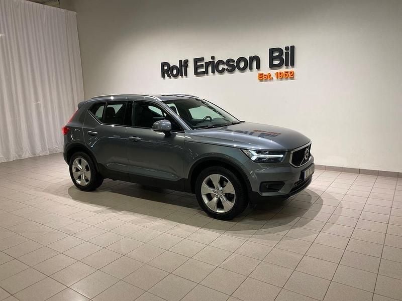 Grå Begagnad 2018 Volvo XC40 Momentum SUV | 289 500 kr (Marknadspris) - Bild 1/4