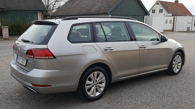 Begagnad VW Golf VII Comfortline 131 HK (96 kW) 2019 Silver Kombi