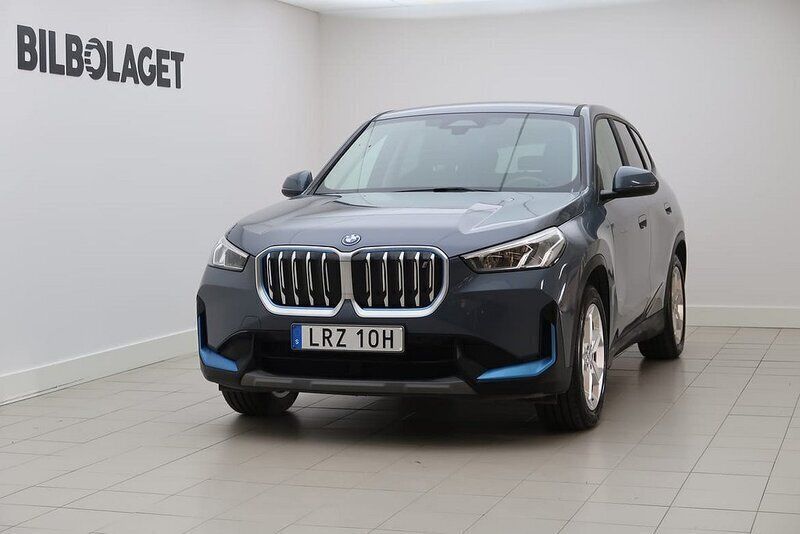 Mörkgrå Begagnad 2022 BMW iX1 SUV | 389 500 kr (Lite dyr) - Bild 1/4