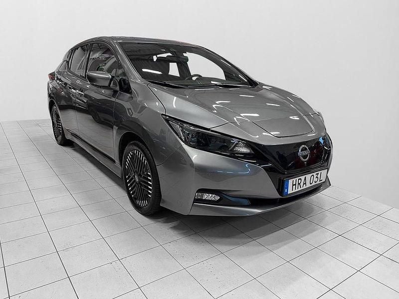Begagnad Nissan Leaf N-Connecta 110 kW (150 HK) 2022 Grå (svart) Halvkombi