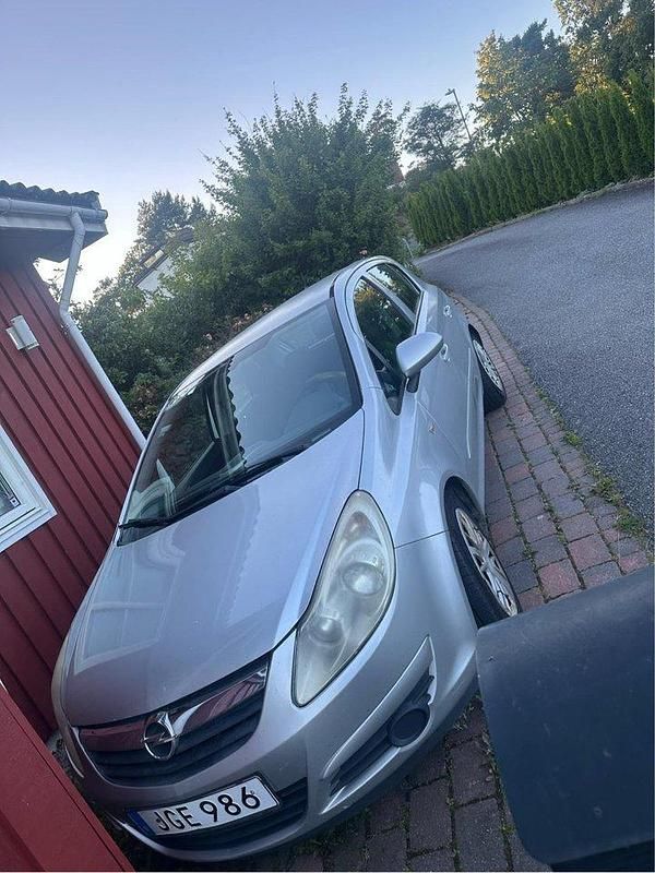 Grå Begagnad 2007 Opel Corsa Halvkombi | 13 000 kr (Marknadspris) - Bild 1/4