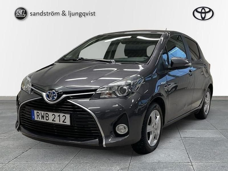 Grå Begagnad 2015 Toyota Yaris Hybrid Halvkombi | 130 000 kr (Marknadspris) - Bild 1/4