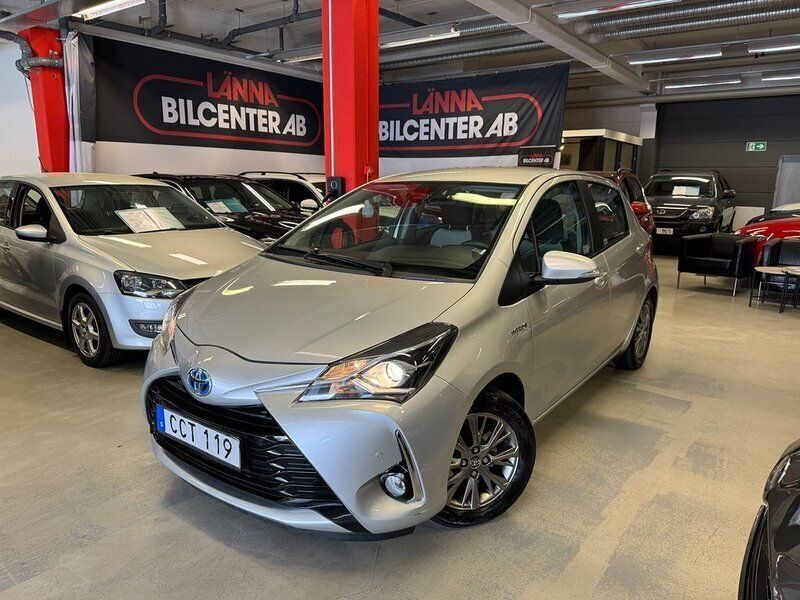 Silver metallic Begagnad 2018 Toyota Yaris Hybrid Halvkombi | 129 000 kr (Marknadspris) - Bild 1/4