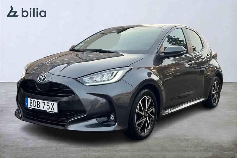 Grå Begagnad 2023 Toyota Yaris Hybrid Halvkombi | 229 900 kr (Marknadspris) - Bild 1/1