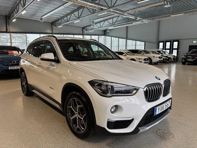 Vit Begagnad 2018 BMW X1 xLine SUV | 174 900 kr (Marknadspris) - Bild 1/4