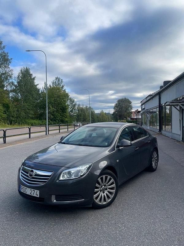 Grå Begagnad 2009 Opel Insignia Edition Halvkombi | 60 000 kr (Marknadspris) - Bild 1/4