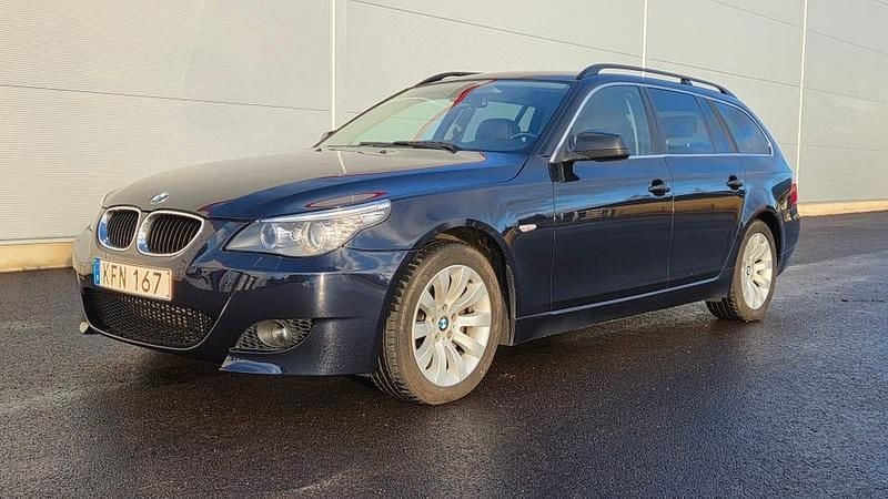 Monacoblå metallic Begagnad 2010 BMW 520 Kombi | 62 000 kr (Marknadspris) - Bild 1/4