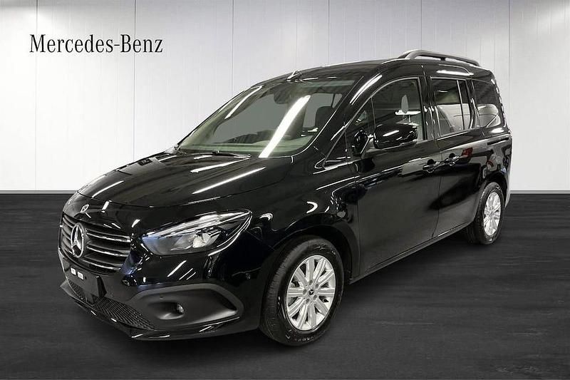 Svart Begagnad 2024 Mercedes 180 Sedan | 373 910 kr (Lite dyr) - Bild 1/4