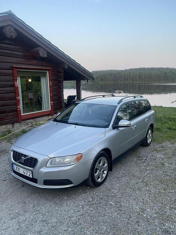 Grå Begagnad 2008 Volvo V70 Kinetic Kombi | 39 900 kr (Marknadspris) - Bild 1/4