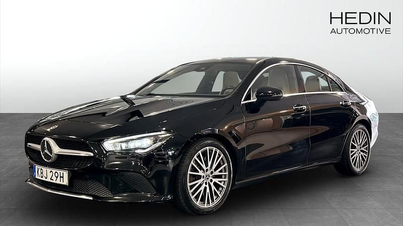 Svart (black) Begagnad 2019 Mercedes CLA220 Sedan | 234 900 kr (Superpris) - Bild 1/4