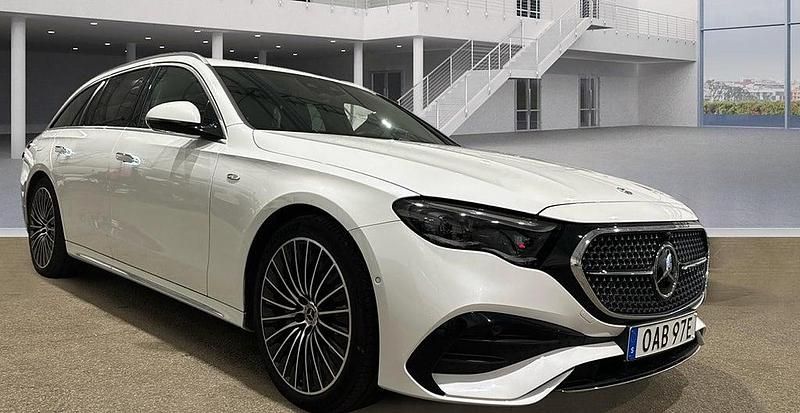Vit Begagnad 2025 Mercedes E300 AMG Kombi | 729 000 kr (Lite dyr) - Bild 1/4