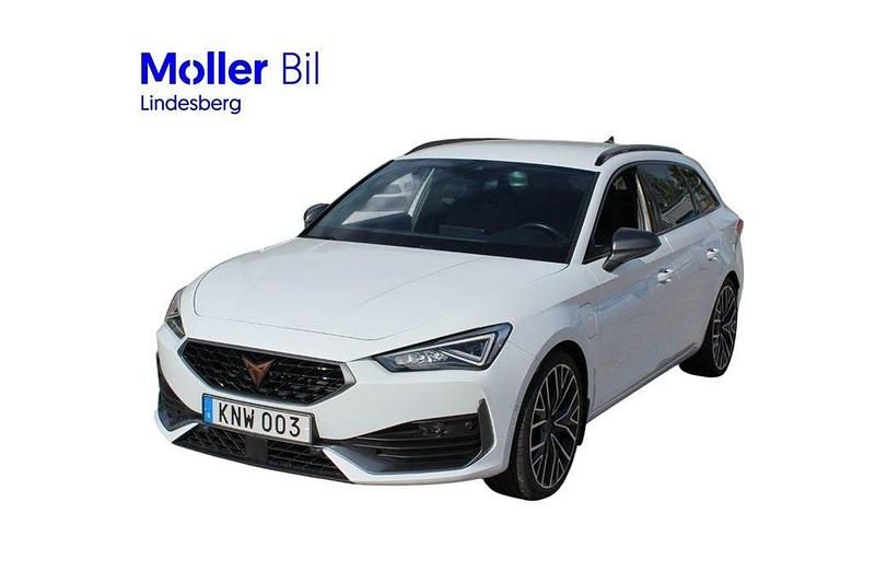 Vit (nevada white metallic) Begagnad 2022 Seat Leon Kombi | 304 000 kr - Bild 1/4