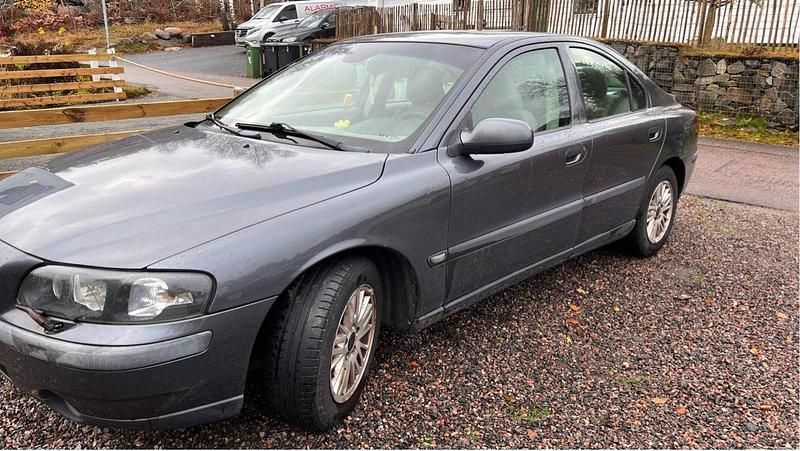 Grå Begagnad 2003 Volvo S60 Business Edition Sedan | 19 500 kr (Lite dyr) - Bild 1/4