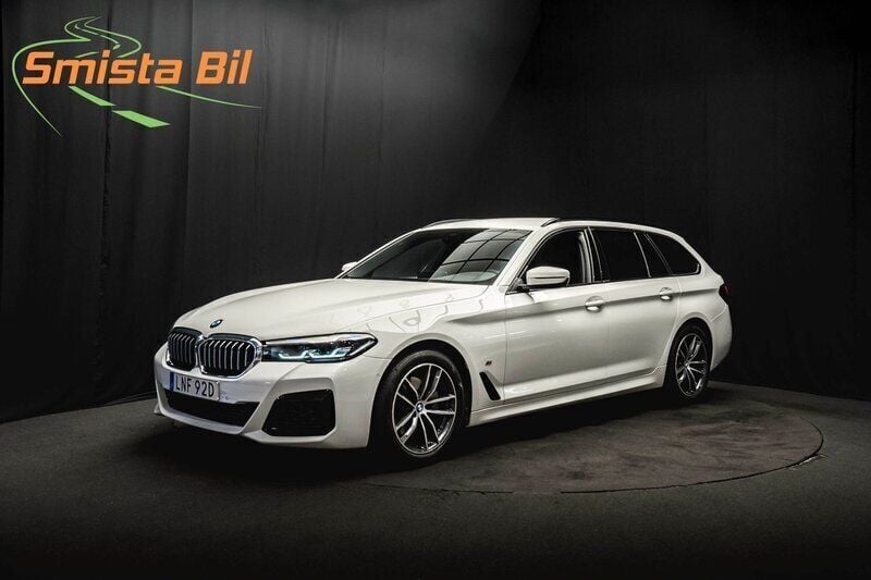 Vit Begagnad 2021 BMW 520 M Sport Kombi | 374 900 kr (Bra pris) - Bild 1/4