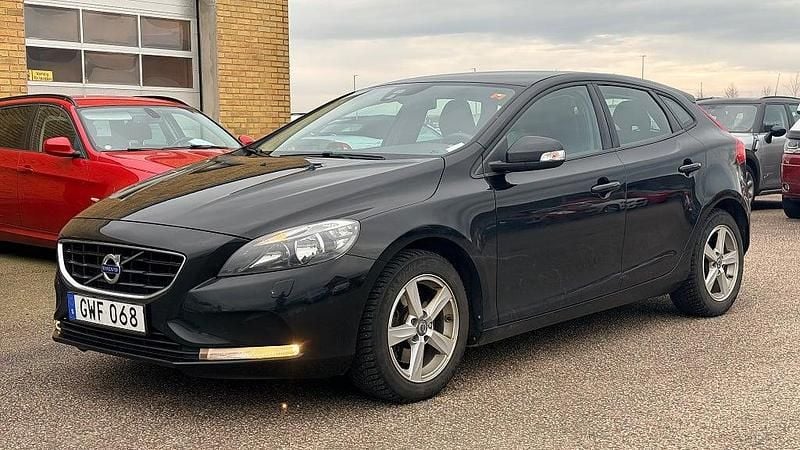 Begagnad Volvo V40 Kinetic 120 HK (88 kW) 2015 Svart Halvkombi