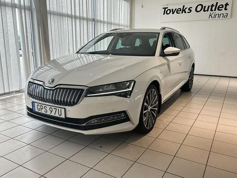Vit Begagnad 2021 Skoda Superb LAURIN & KLEMENT Kombi | 229 900 kr (Marknadspris) - Bild 1/4