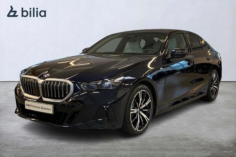 Svart Begagnad 2025 BMW 530e M Sport Sedan | 668 000 kr (Bra pris) - Bild 1/4