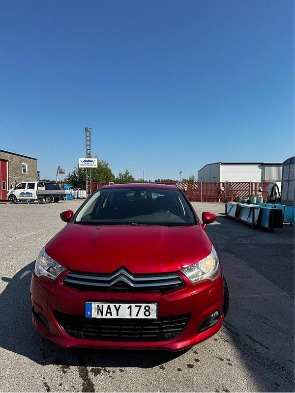 Röd Begagnad 2013 Citroën C4 Halvkombi | 62 000 kr (Marknadspris) - Bild 1/4