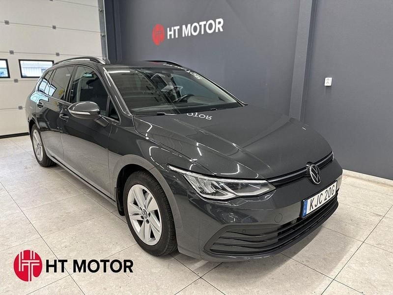 Grå Begagnad 2021 VW Golf VIII Kombi | 209 400 kr (Marknadspris) - Bild 1/3
